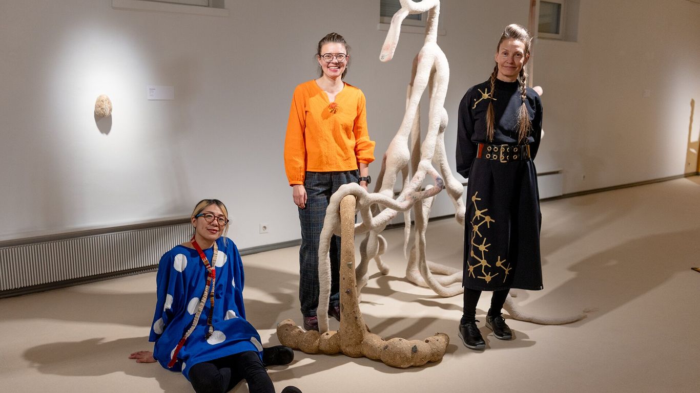 Taiteilijat Mayumi Niiranen-Hisatomi, Riikka Keränen ja Heidi Kilpeläinen.